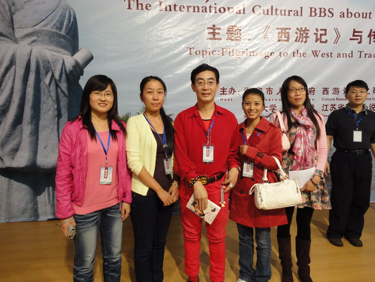 我院研究生与六小龄童合影